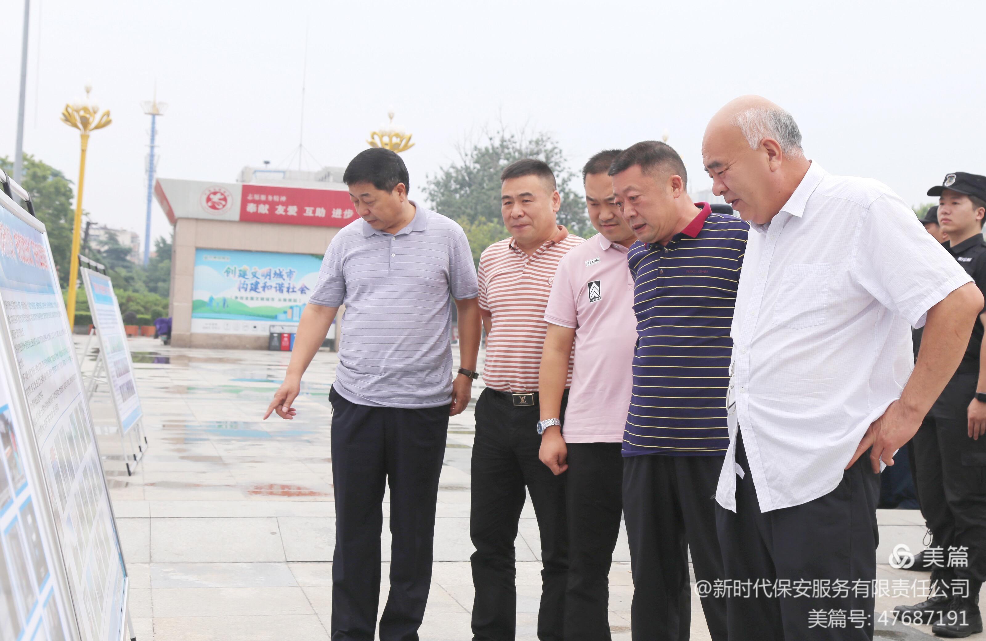 看展板.jpg 看展板.jpg